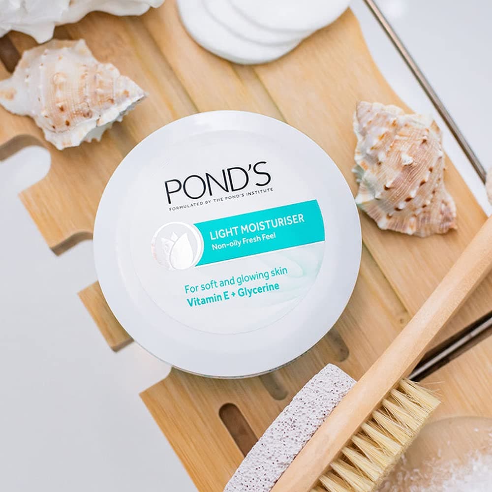 Pond's Light Moisturiser – Non-Oily Fresh Feel with Vitamin E & Glycerine (2.53 oz / 75 ml)