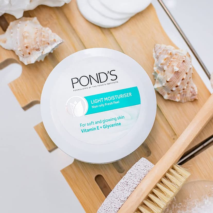 Pond's Light Moisturiser – Non-Oily Fresh Feel with Vitamin E & Glycerine (2.53 oz / 75 ml)